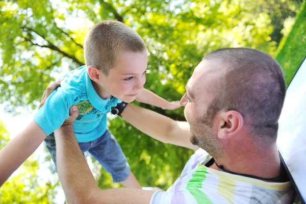 Lykkelig far og sønn ha det gøy i parken – stockfoto