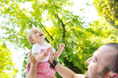 kadın ve Bebek Parkı'nda oynayan