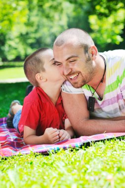 mutlu baba ve oğul park eğlenmek