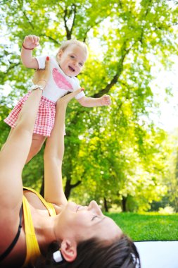 kadın ve Bebek Parkı'nda oynayan