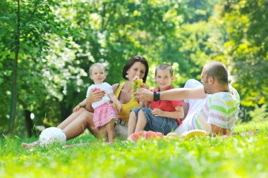 mutlu genç çift çocuklarıyla birlikte park eğlenmek