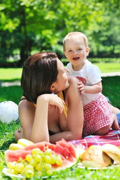 Mulher e bebê brincando no parque — Fotografia de Stock