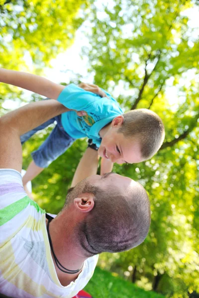 Gelukkig vader en zoon hebben plezier in het park — Stockfoto