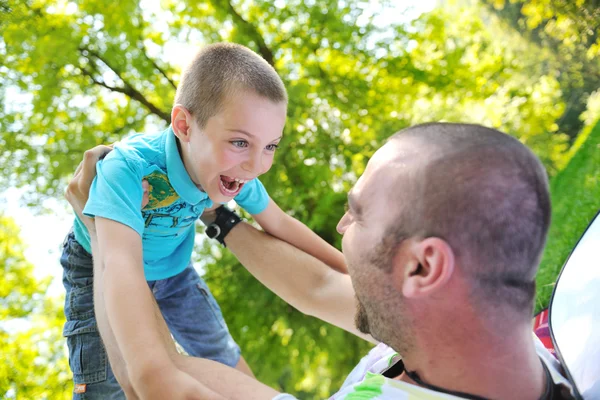 Счастливые отец и сын весело провести время в парке — стоковое фото