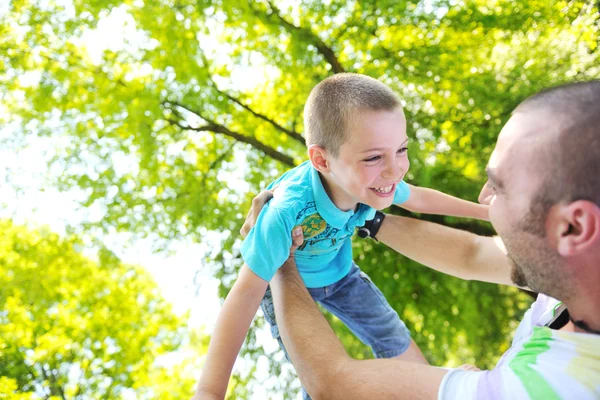 Щасливий батько і син розважаються в парку — стокове фото