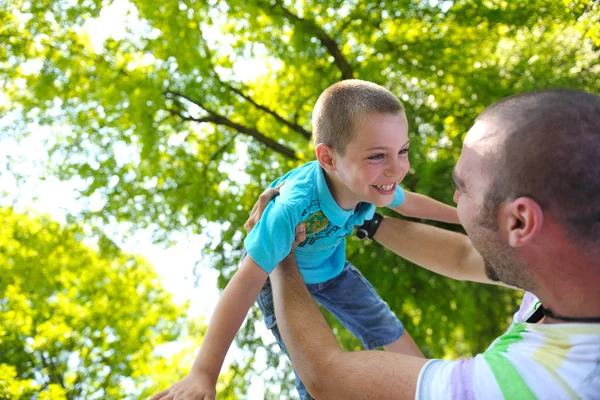 Счастливые отец и сын весело провести время в парке — стоковое фото