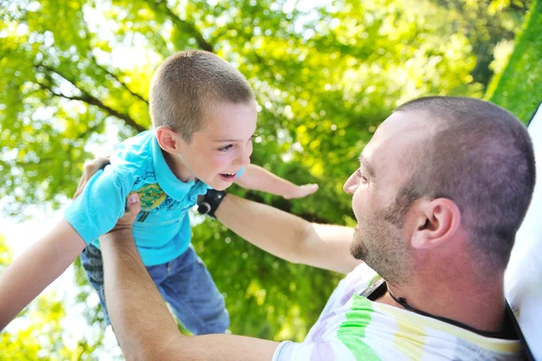 Feliz pai e filho se divertir no parque — Fotografia de Stock