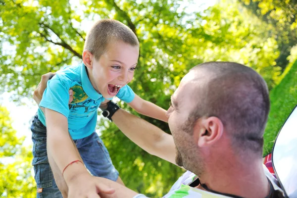 Buon padre e figlio si divertono al parco — Foto Stock