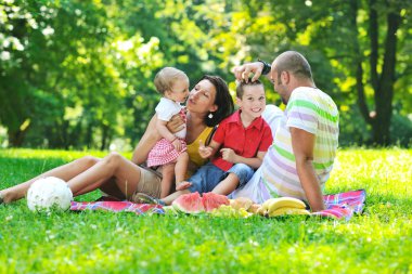 mutlu genç çift çocuklarıyla birlikte park eğlenmek