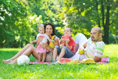 mutlu genç çift çocuklarıyla birlikte park eğlenmek