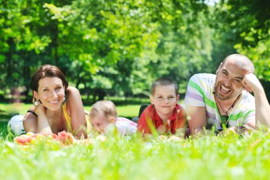 mutlu genç çift çocuklarıyla birlikte park eğlenmek