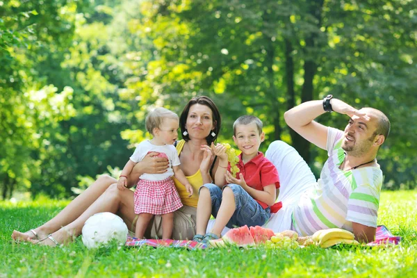 Mutlu genç çift çocuklarıyla birlikte park eğlenmek — Stok fotoğraf