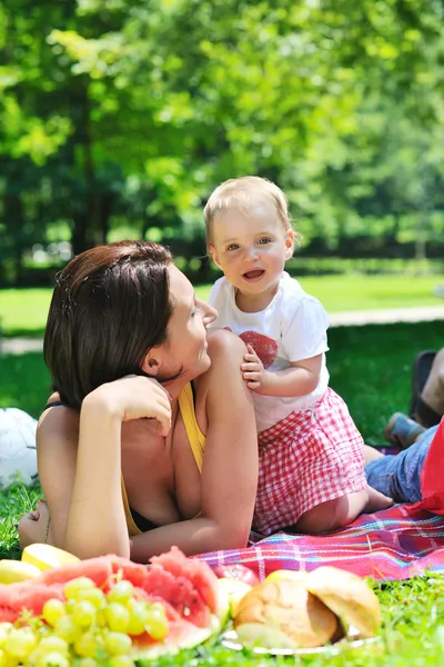 Kvinna och barn spelar på park — Stockfoto