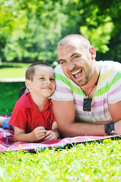 Mutlu baba ve oğul park eğlenmek — Stok fotoğraf