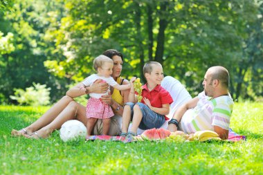 mutlu genç çift çocuklarıyla birlikte park eğlenmek