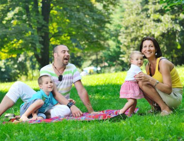 mutlu genç çift çocuklarıyla birlikte park eğlenmek