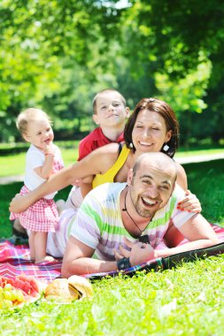 mutlu genç çift çocuklarıyla birlikte park eğlenmek