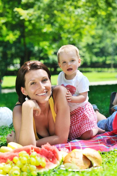 Жінка і дитина грають у парку — стокове фото