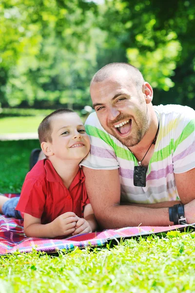Feliz padre e hijo se divierten en el parque — Foto de Stock