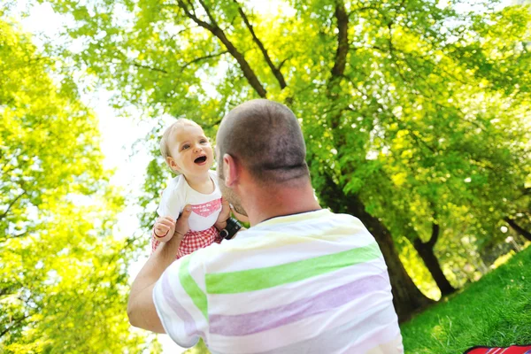 Homem e bebê brincando no parque — Fotografia de Stock