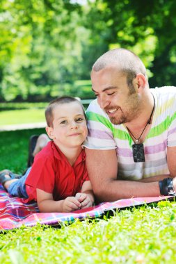 mutlu baba ve oğul park eğlenmek