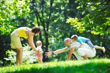 mutlu genç çift çocuklarıyla birlikte park eğlenmek