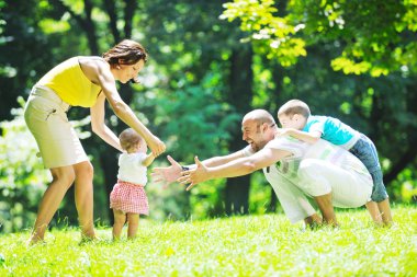 mutlu genç çift çocuklarıyla birlikte park eğlenmek