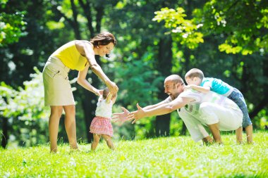 mutlu genç çift çocuklarıyla birlikte park eğlenmek