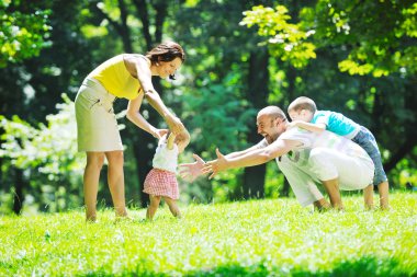 mutlu genç çift çocuklarıyla birlikte park eğlenmek