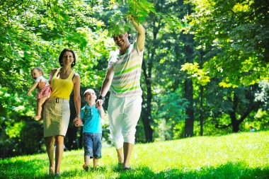 mutlu genç çift çocuklarıyla birlikte park eğlenmek