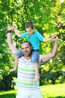 mutlu baba ve oğul park eğlenmek