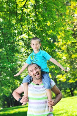 mutlu baba ve oğul park eğlenmek