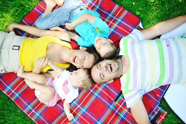 Felice giovane coppia con i loro figli divertirsi al parco — Foto Stock