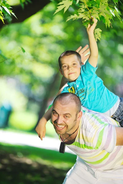 행복 한 아버지와 아들이 공원에서 즐거운 시간을 — 스톡 사진