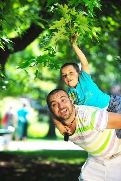 Boldog apa és fia szórakozás Park — Stock Fotó