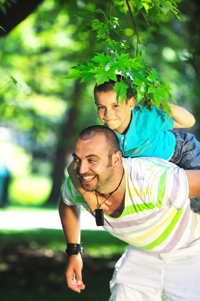 Boldog apa és fia szórakozás Park — Stock Fotó