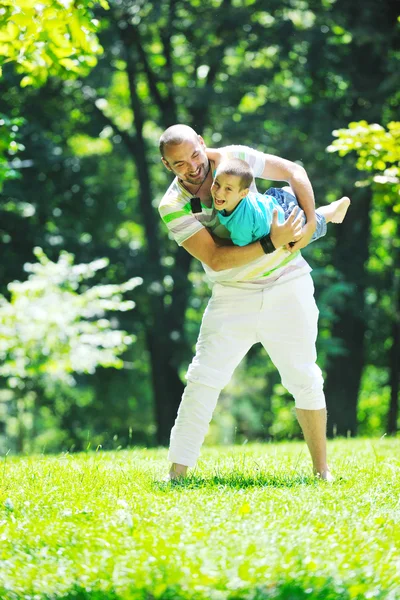 Père et fils heureux s'amusent au parc — Photo