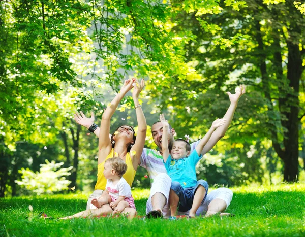 Boldog, fiatal pár azok children szórakozni a park — Stock Fotó