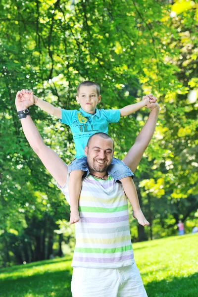 Feliz padre e hijo se divierten en el parque — Foto de Stock