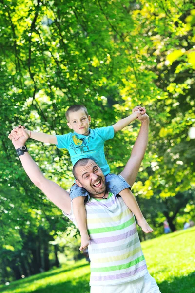 Lycklig far och son ha roligt på park — Stockfoto