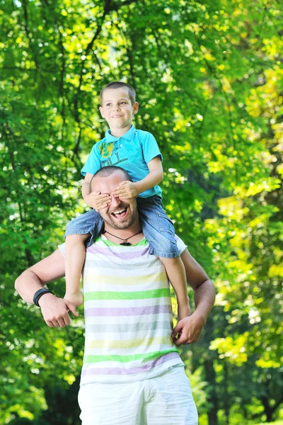 Lycklig far och son ha roligt på park — Stockfoto