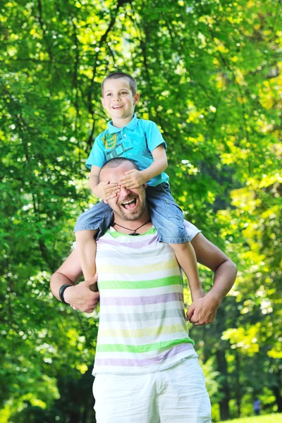 Mutlu baba ve oğul park eğlenmek — Stok fotoğraf