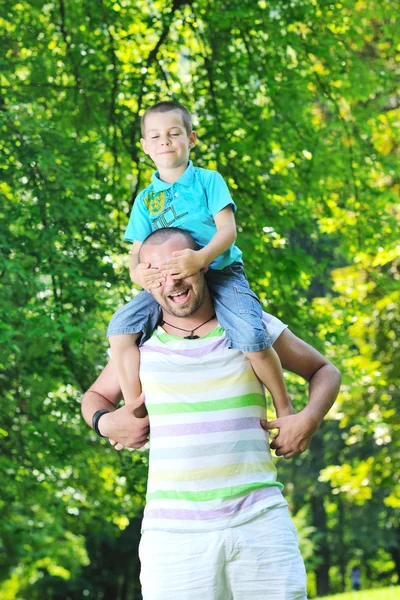 Buon padre e figlio si divertono al parco — Foto Stock