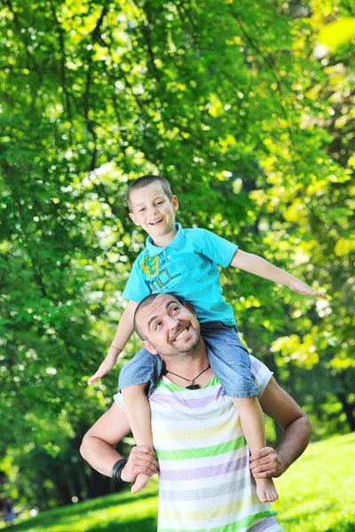 Glücklicher Vater und Sohn haben Spaß im Park — Stockfoto