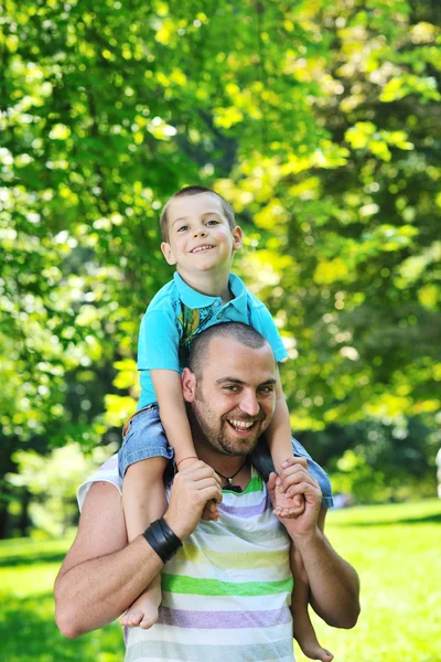 Szczęśliwy ojciec i syn zabawy w parku — Zdjęcie stockowe