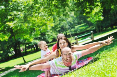 mutlu genç çift çocuklarıyla birlikte park eğlenmek