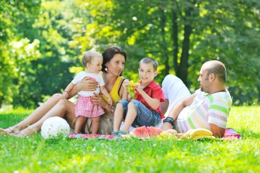 mutlu genç çift çocuklarıyla birlikte park eğlenmek