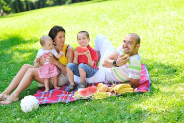 mutlu genç çift çocuklarıyla birlikte park eğlenmek