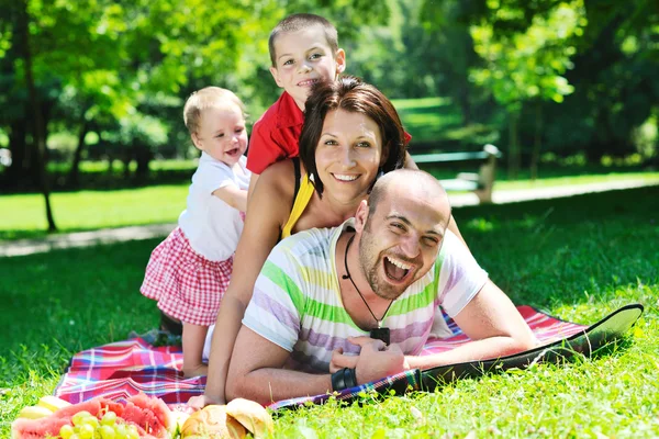 快乐年轻夫妇和他们的孩子在公园玩得开心 — 图库照片