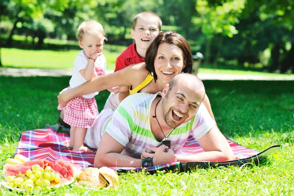 Happy νεαρό ζευγάρι με τα παιδιά τους να διασκεδάσουν στο πάρκο — Φωτογραφία Αρχείου